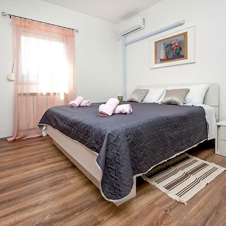 Rooms Mariana Ровин Екстериор снимка