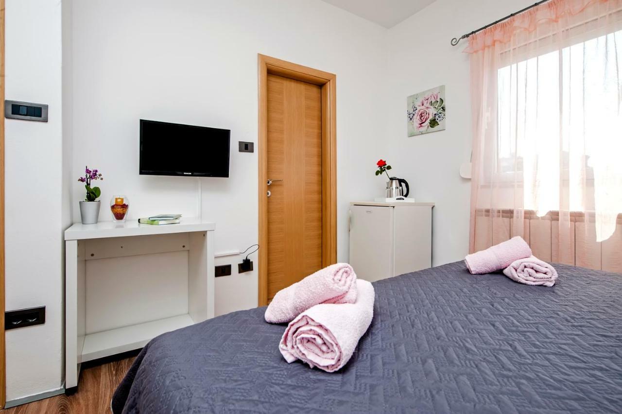 Rooms Mariana Ровин Екстериор снимка
