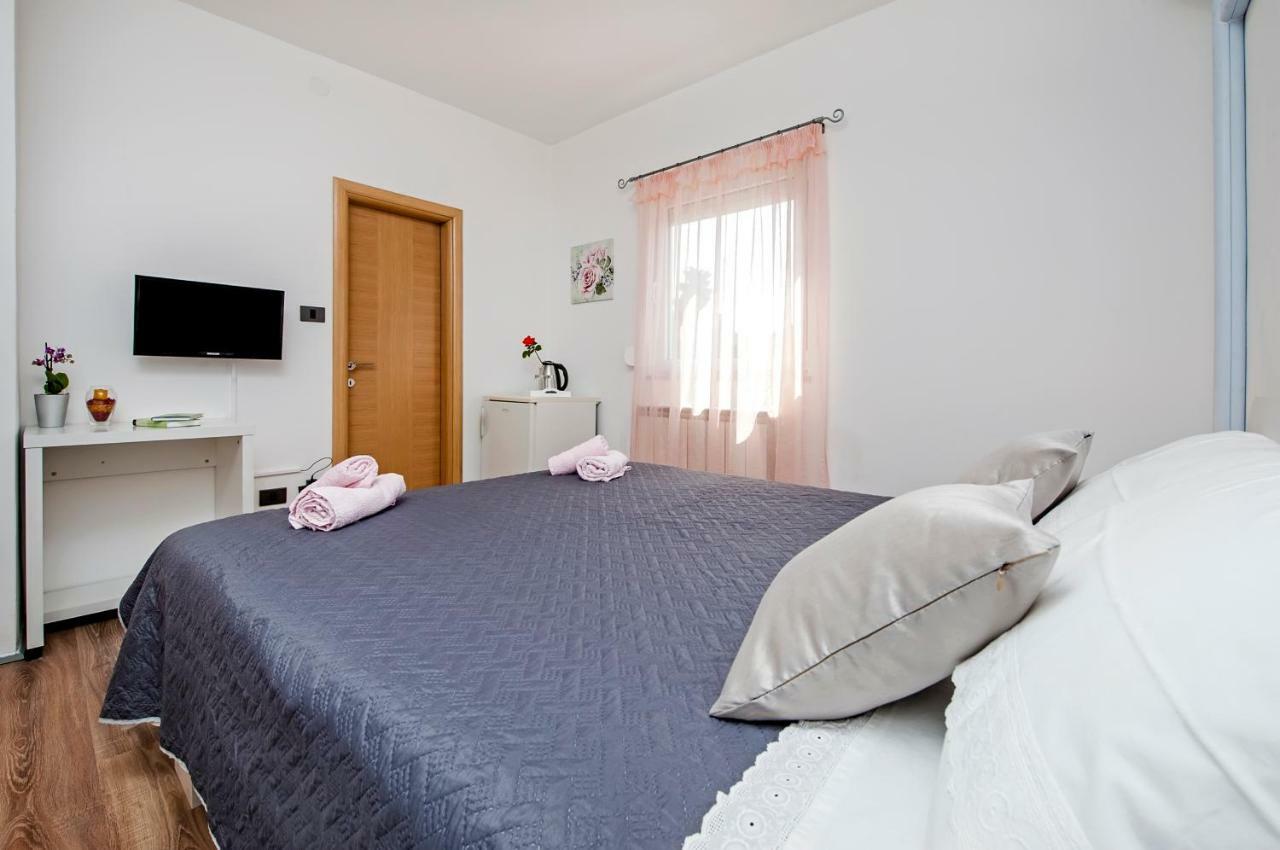 Rooms Mariana Ровин Екстериор снимка
