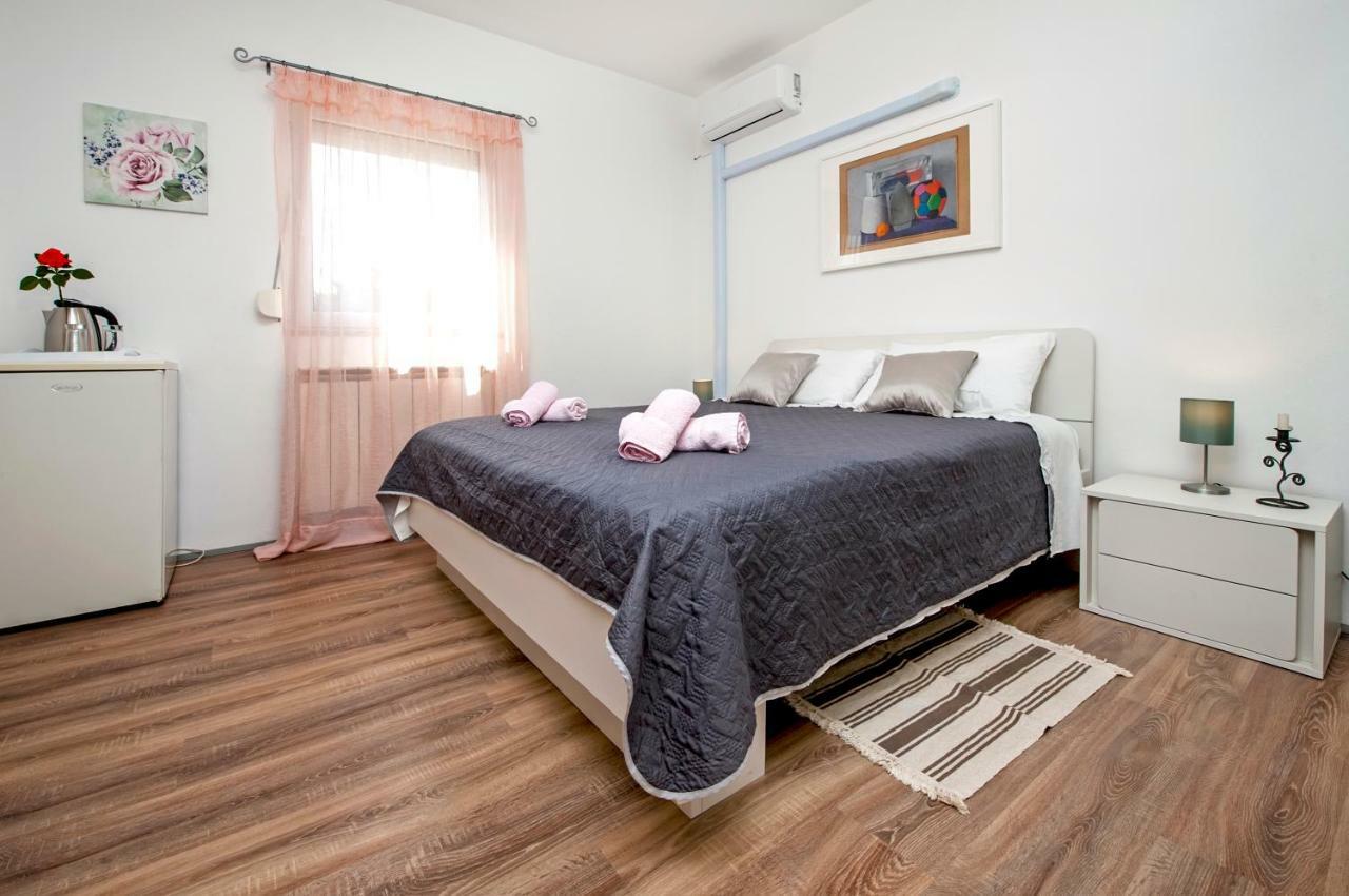 Rooms Mariana Ровин Екстериор снимка