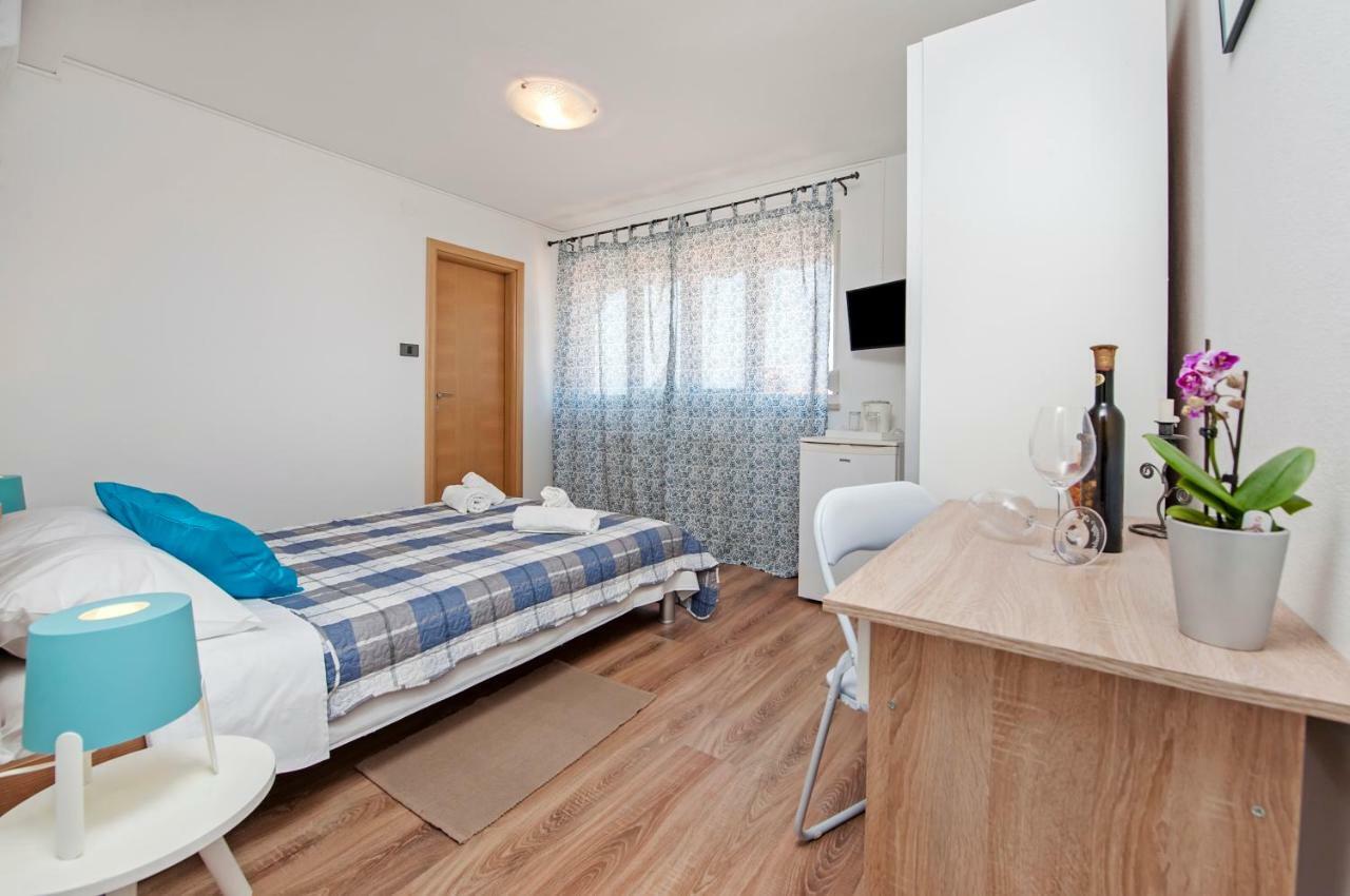 Rooms Mariana Ровин Екстериор снимка